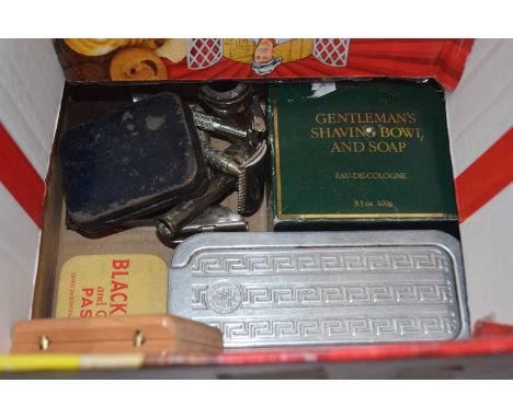 Mixed Lot: Various vintage razors and related items