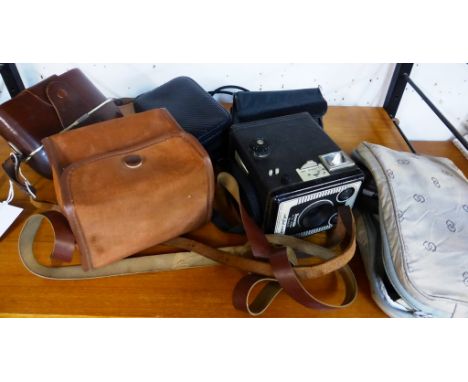 A small collection of various vintage cameras, comprising a Rollei 35s with flash and booklet; Voigtlander Lanthar 2.8/50; Pe