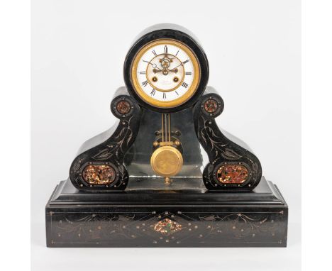 A table clock made of black marble with red marble inlay and a mercury style pendulum. Condition: Glass on the back with dama