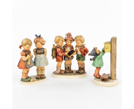 A collection of 3 statues made by Hummel. (19 cm)