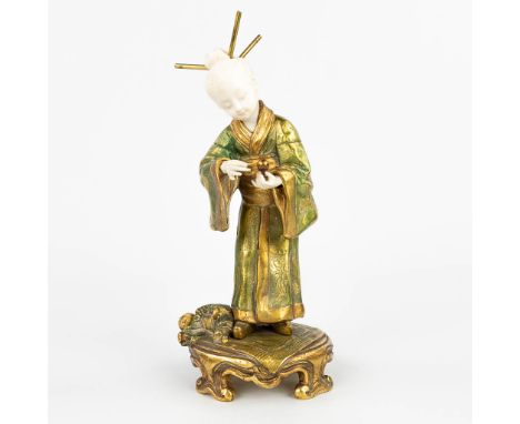 Charles MONGINOT (1825-1900) A statue of a Chinese girl, chryselephantine. (11 x 11 x 26 cm)