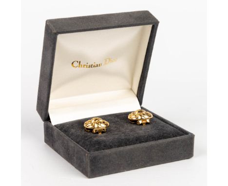 A pair of button covers made by Christian Dior, gold-plated. (0,12 cm)