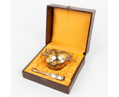 An art nouveau sugar bowl and sugar tong made of gold-plated metal, in the original box. Decorated with dragonflies. The firs