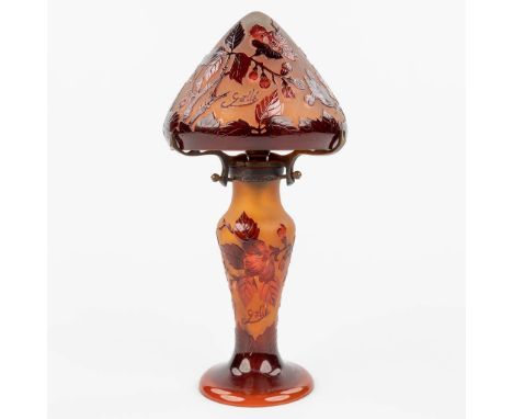 A table lamp made of p‰te-de-verre glass in the style of and marked GallŽ. 20th century. (28 x 14 cm)