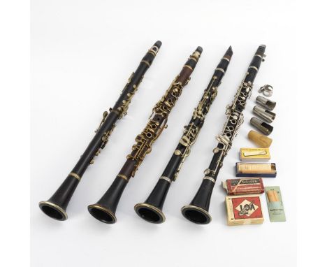 4 Klarinetten. Je gemarkt: "Amati Kraslice", "M. & G. Voigt Markneukirchen", "J. Hammerschmidt & Söhne", "KCHX N3278 1962".Ve