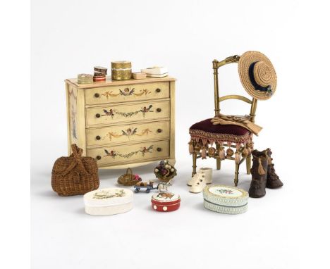 Puppenkommode, goldener Stuhl und Zubehör für die Puppendame. Einige Teile jünger, im alten Stil.                         4-s