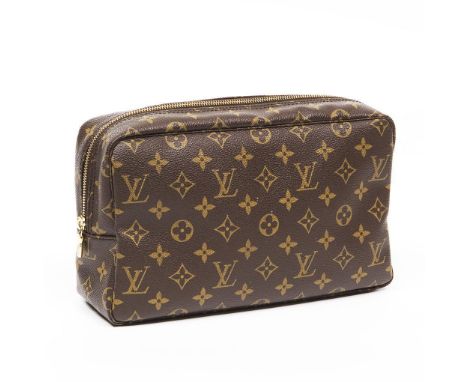 Louis Vuitton-Trousse Toilette.  18 x 28 x 8 cm. Paris, Made in France, Modell-Nr. M 47522. Classic LV-Monogramm Canvas. Haup