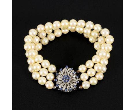 3-reihiges Zuchtperlenarmband mit Saphiren.             Weißgold 750 gestempelt. 20,5 x 2,5 cm. Perlen Ø 7,5 mm. 52,5 g.     
