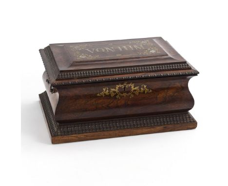 Schatulle mit feinen Metall-Intarsien. Mitte 19. Jh.Palisander(?) furniert, gravierte Einlagen aus Messing, Zinn(?) und Perlm