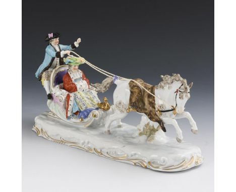 Schlittenfahrt. Potschappel. Marke ab 1901.             Polychrom bemalt, goldstaffiert. H 15,5 cm, L 33,5 cm.             Vo