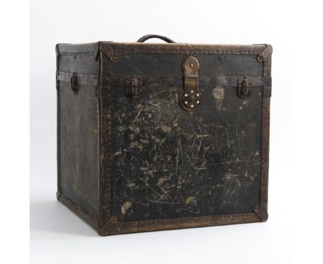 Früher Reisekoffer. Innovation Trunk Co. New York, London, Paris. Auf dem Deckel Messing-Firmenplakette, Schloss "H. & A. Loc