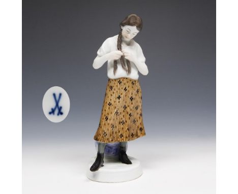 Jugendstil-Figur: Mädchen, einen Zopf flechtend. Meissen. 1905-1923. Modell-Nr. X 151.             Höhe: 20,5 cm.            