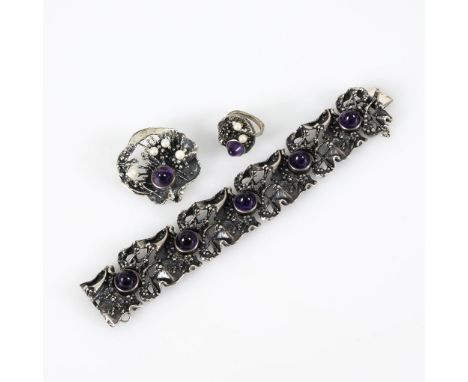 3-teiliges Schmuckset mit Amethysten und Zuchtperlen.             Silber 925 gestempelt. Armband 18,5 x 3/Brosche Ø 4 cm. Rin