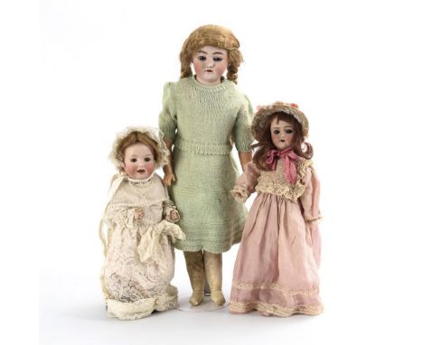 3 Porzellankopfpuppen. Alle gemarkt. Um 1900-20.             Biskuitporzellan, Masse, Leder, Celluloid.             Großes Br