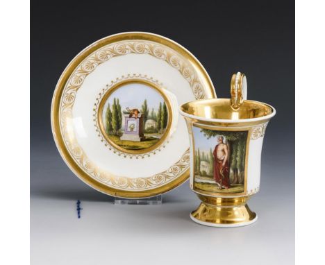Vitrinentasse mit Äskulapmotiv. KPM Berlin. Zeptermarke und Adlermarke, 1844-1847.Polychrom bemalt, goldstaffiert. H Tasse 12