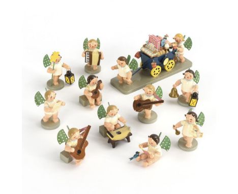 Umzugswagen und 10 Engelmusikanten. Wendt & Kühn. 6x "W & K" gemarkt. 21. Jh.             Holz, farbig gefasst. H 4 - 8 cm.  