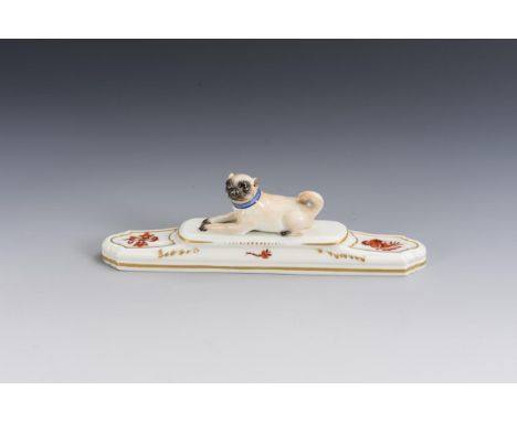 Briefbeschwerer mit Mops. Meissen. Schwertermarke, Jahreszeichen 1986, 1. Wahl. Modell-Nr.: 78855 (alt 1645.             Poly
