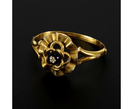 Armreif mit Onyx und Perlchen 2.H.19.Jh.             Gelbgold 585 geprüft, gefüllt?. Punze ungedeutet. Ø 5,8 cm. 12,3 g.     