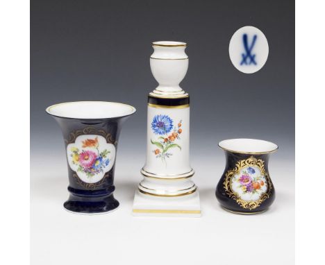 3 Tafel-Accessoires. Meissen. 1935-1947, 1982. Modell-Nr. 50033, 50088, 53110.             Höhe: 6-15,5 cm.             Drei 