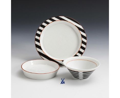 Gedeck mit Dekor "Plus-Minus". Meissen. Schwertermarke, ohne Jahreszeichen, um 1986/87, 1. Wahl. Entwurf: Ludwig Zepner (1931