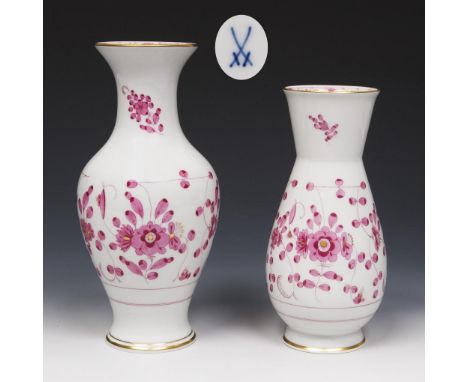Zwei Vasen. Meissen. 1970-1979. Modell-Nr. 50063 (alte Form-Nr. M 224), 50198.             Höhe: 20-23,5 cm.             Ein 