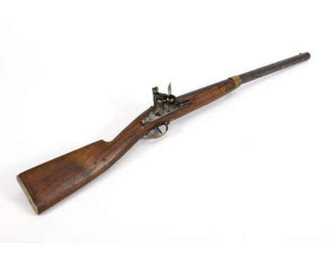 Französischer Karabiner der Kavallerie.  L 88 cm. Glatter, großkalibriger Lauf mit Kimme und Korn. Steinschloß gemarkt: "M re