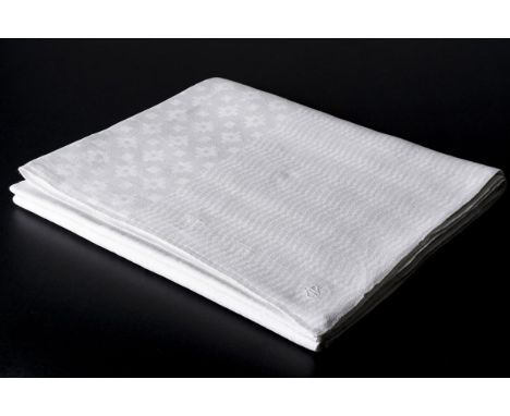 Handgewebtes Tafeltuch aus Adelsbesitz. Um 1850.Weißer Leinendamast. 240 x 140 cm. An den Längsseiten eine breite Borte aus k