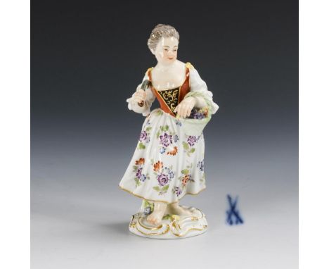 Gärtnermädchen mit Weinkorb. Meissen. Schwertermarke, Jahreszeichen 1963, 1. Wahl. Modell-Nr.: 4. Entwurf: 1750/60.          