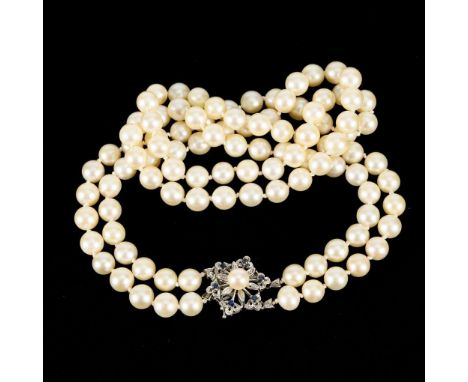 2-reihige Zuchtperlenkette mit Saphiren.             Weißgoldschließe 750 gestempelt. L 46 cm. Perlen Ø 8 mm. 73,6 g.        