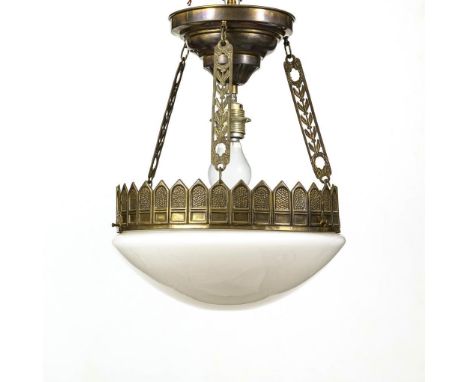 Jugendstil-Deckenlampe.             Messing, farbloses Glas mit weißem Innenfang. L ca. 42 cm, Ø ca. 34 cm.             1-fla