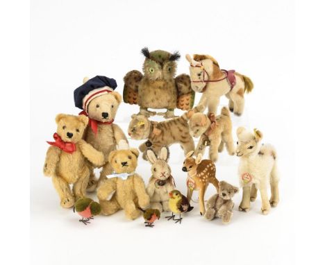 Konvolut 10 kleine Steifftiere und 4 Teddies. Teils mit Knopf im Ohr und Brustschild. 1950er/60er Jahre.             Mohair, 