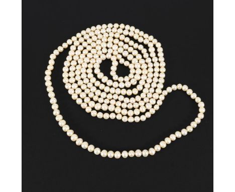 Sehr lange Zuchtperlenkette.             L ca. 208 cm. Perlen Ø 7 mm. 148,2 g.             Durchgehende Schnürkette mit Süßwa