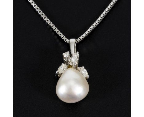 Anhänger mit Zuchtperle, Brillanten und Diamanten, an Kette.             Weißgold 585 gestempelt. Anhänger 1,7 x 0,8 cm. L 41