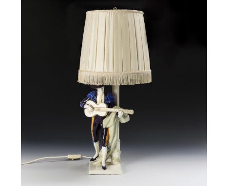 Tischlampe mit Keramik-Figur: Spanischer Gitarrespieler. Keramos, Wiener Kunst-Keramik. Stempelmarke mit Zusatz "Austria", ab