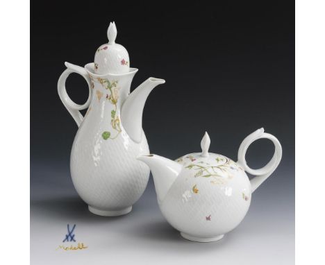 Kaffee- und Teekanne mit feiner Blumenmalerei. Meissen. Schwertermarke, 2. H. 20. Jh., 1. Wahl, 1x mit der Bezeichnung "Model