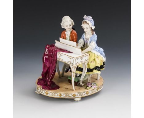Die Geschwister Mozart. E. & A. Müller. Blaumarke, Ende 19. Jh.             Polychrom bemalt, goldstaffiert. H 22 cm.        