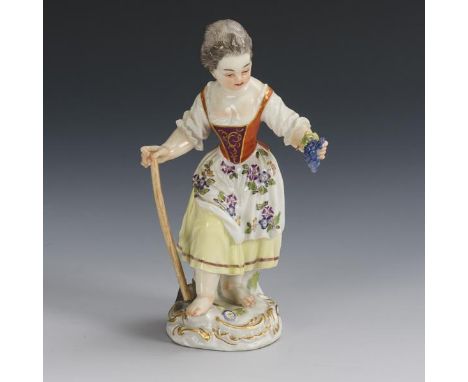 Gärtnermädchen mit Hacke und Trauben. Meissen. Schwertermarke, Jahreszeichen 1967, 1. Wahl. Modell-Nr.: 13. Entwurf: 1750/60.