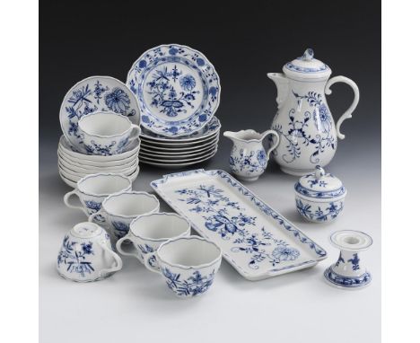 27 Teile eines Zwiebelmuster-Kaffeeservice. Meissen. Schwertermarke, 2. H. 20. Jh., 1. Wahl und 1x 3 Schleifstriche.         