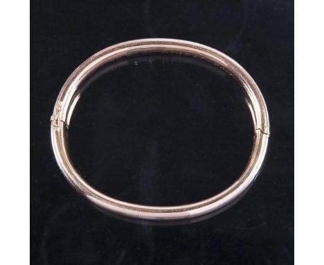 Gold-Armreif.             333er Rotgold (8 kt). ø 6 cm. 12,7 Gramm.             Ovale glatte Form, innen gravierte Widmung: E