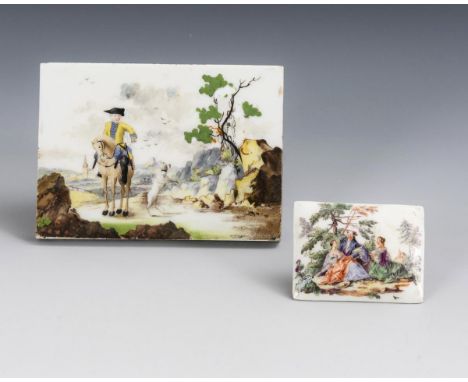 2 Porzellanplaketten. 18. Jh.             Polychrome Malerei.             1x kleine rechteckige, leicht gewölbte Plakette mit
