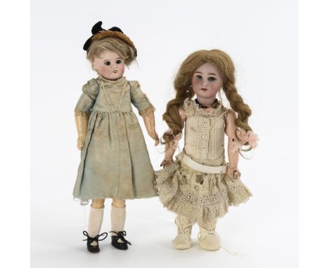 2 kleine französische Porzellankopfpuppen. 1x Société Francaise de Fabrication de Bébés et Jouets. Kopfmarken: 1x SFBJ, Paris