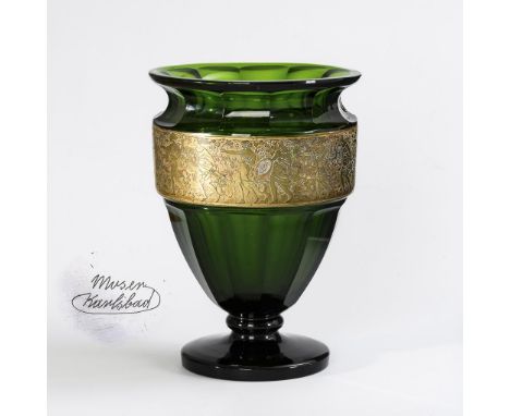 Fußvase. Moser. Moser, Karlsbad, signiert, um 1920.             Grünes Glas. H 20,5 cm.             Zwölffach facettierte Vas