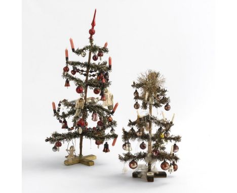 2 geschmückte Puppen-Weihnachtsbäumchen.             H 36/57 cm.             Beide Christbäume mit Papiernadeln, Glaskugeln, 