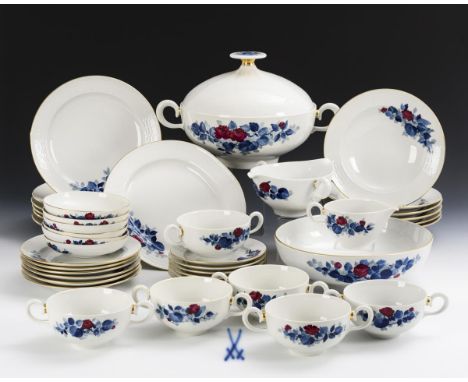 Speiseservice "Purpurrose mit blauen Blättern". Meissen. Schwertermarke, Jahreszeichen 1965, 1. Wahl, Dekor Nr. 1332b./610310