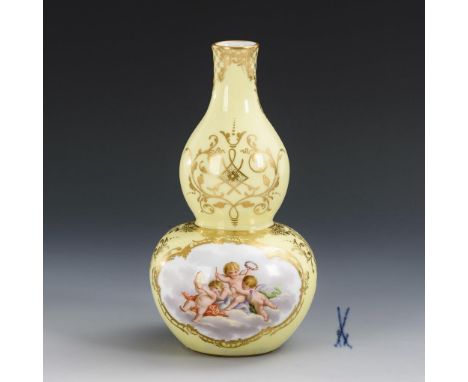 Kürbisvase mit Puttenmalerei. Meissen. Schwertermarke, Mitte 19. Jh.             Polychrom bemalt, goldstaffiert. H 17 cm.   