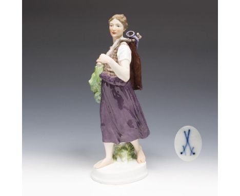 Große Jugendstil-Figur: Junge Landfrau. Meissen. 1904-1923. Modell-Nr. U 133.             Höhe: 36 cm.             Modell von