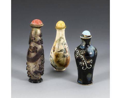 3 schlanke Snuffbottles.  H 8 - 10 cm. Flasche aus Klarglas, mit fein reliefiertem Wolken-Drachen. / Keramikfläschchen mit in