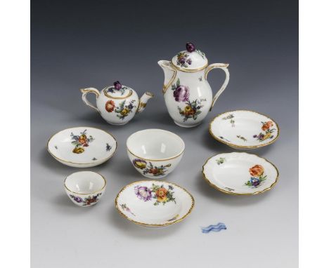 Puppengeschirr mit Blumenmalerei. Royal Copenhagen. Wellenmarke, überwiegend Ende 19. Jh., 1x 20. Jh.             Polychrom b