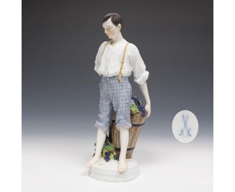 Jugendstil-Figur: Knabe mit Weinbutte. Meissen. 1905-1923. Modell-Nr. W 129.             Höhe: 28 cm.             Modell von 