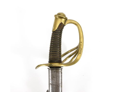 Französischer Pallasch M 1854 mit Scheide.  Scheide mit Anflug von Korrossion. Nutzungsspuren. Gesamt L 116 cm. Gerade, einsc